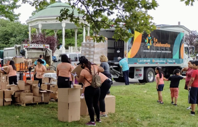 People packing boxes at La Colaborativa