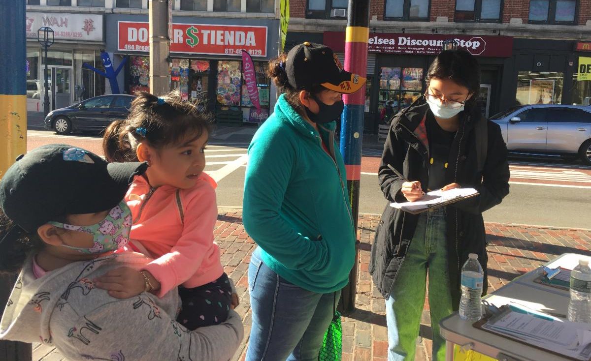 La Colaborativa speaking to the public