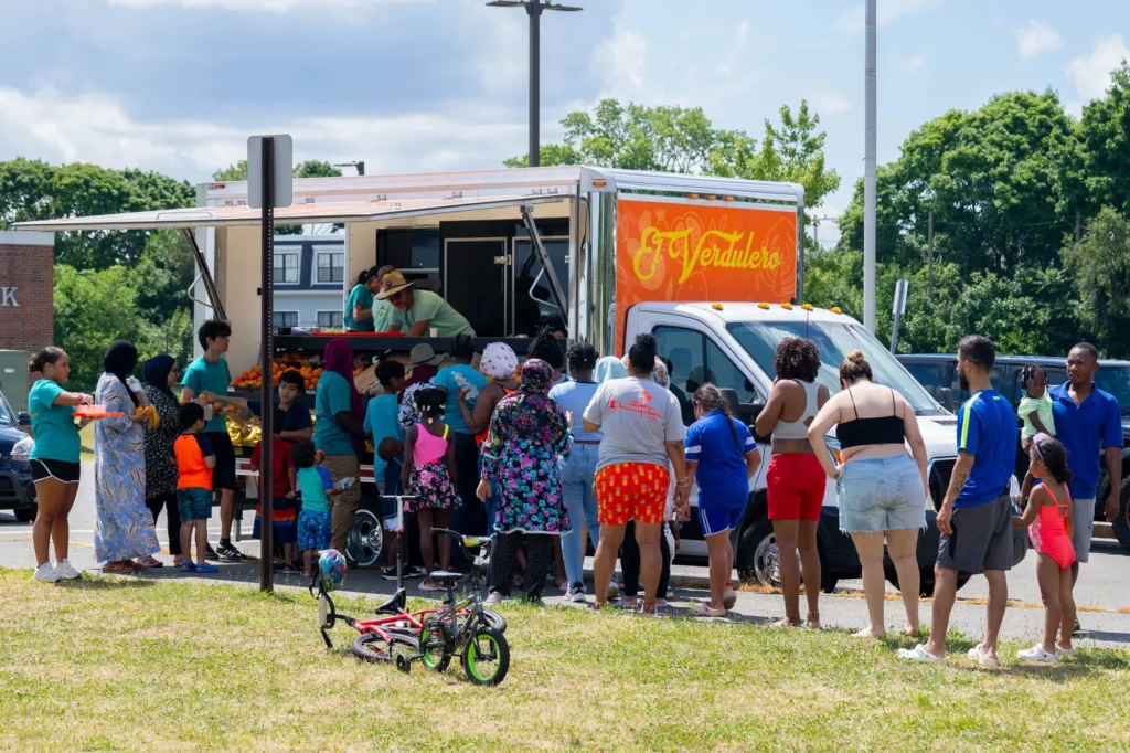 La Colaborativa's El Verdulero food truck severing a crowd of people