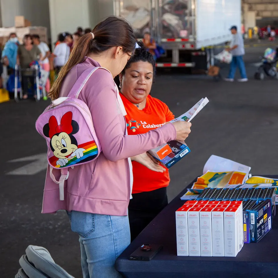 La Colaborativa helping an mother with obtaining school supplies